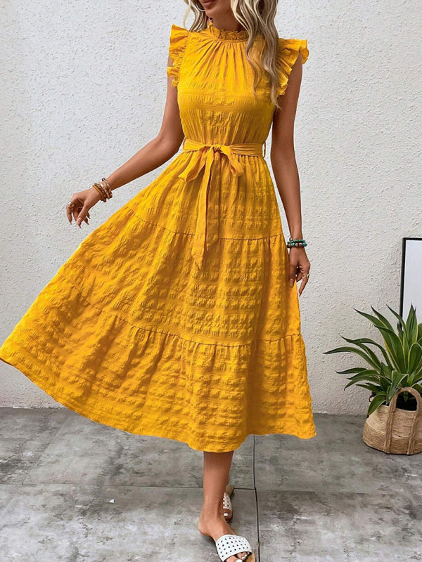 Vestido texturizado con volantes, mangas voladoras y cordones 